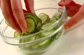 キュウリとエノキの酢の物の下準備1