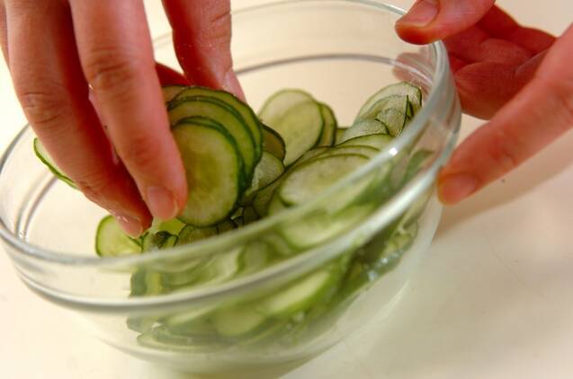 キュウリとエノキの酢の物の作り方の手順1