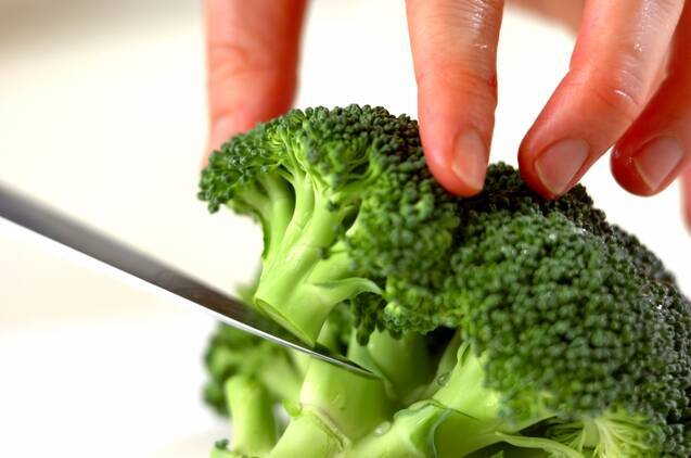 つぶしブロッコリーのバジルマヨサラダの作り方の手順1