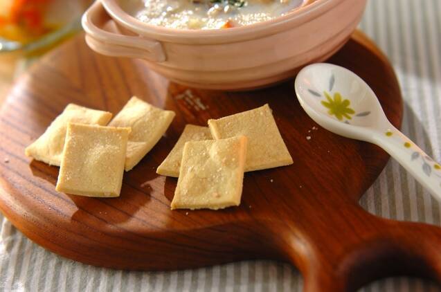 ウッドプレートに並べたシンプルクラッカー