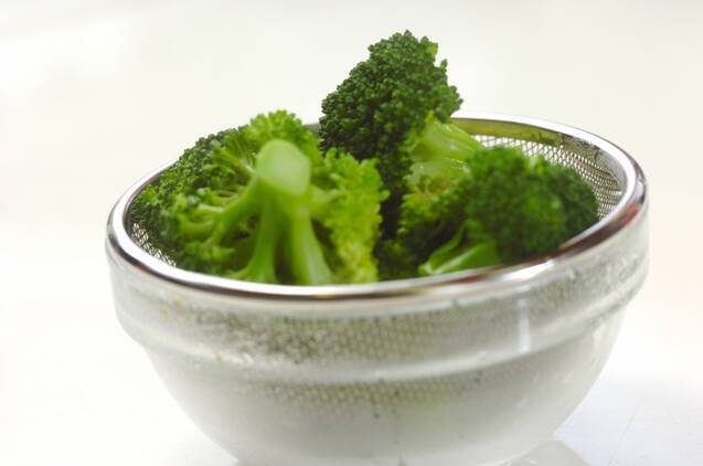 ブロッコリーのゴマ和えの作り方の手順1