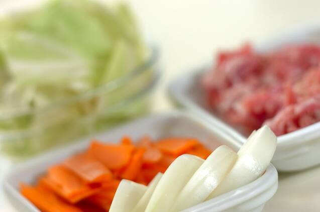 作り置き！焼き肉のタレでスタミナ焼うどんの作り方の手順2