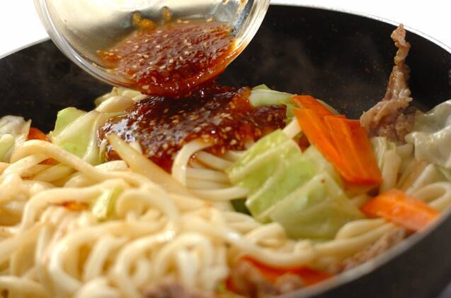 作り置き！焼き肉のタレでスタミナ焼うどんの作り方の手順6