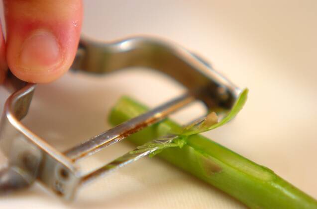 アスパラと目玉焼きのバルサミコソースの作り方の手順1