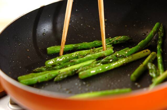 アスパラと目玉焼きのバルサミコソースの作り方の手順2