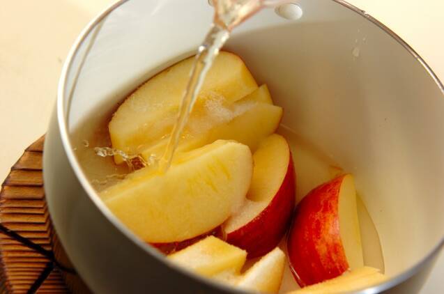 リンゴの白ワイン煮の作り方の手順2