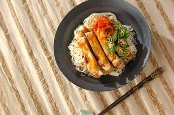 鶏もも肉とオクラの韓国風素麺