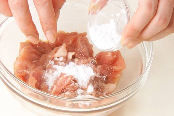 豚肉とキノコの卵炒めの作り方の手順1