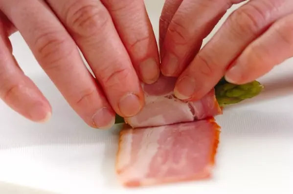 簡単ジューシー！定番アスパラベーコン巻きの作り方2