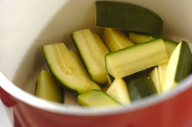 ズッキーニのショウガじょうゆ和えの作り方の手順2