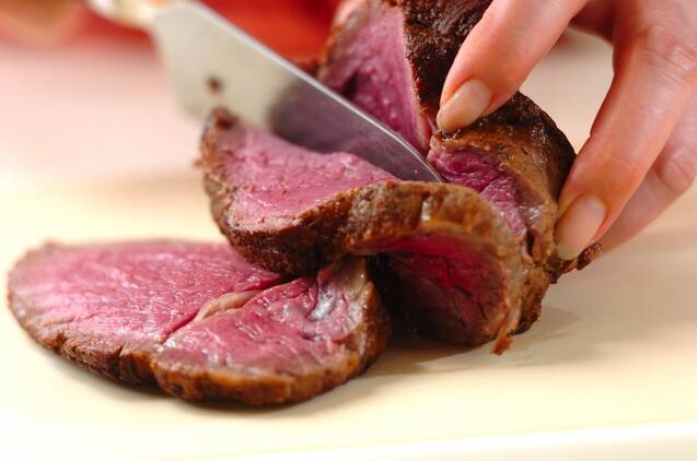 牛ヒレのステーキ　ワサビ・ソース　ポテトチップス添えの作り方の手順3