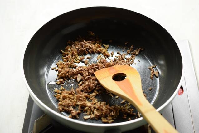 牛ひき肉とゴボウのカレー風味そぼろ　レタス巻きごはんの作り方の手順3