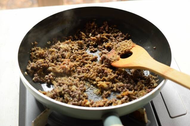 牛ひき肉とゴボウのカレー風味そぼろ　レタス巻きごはんの作り方の手順5