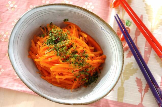 皿に入っている甘酒のにんじんサラダに箸が添えてある様子