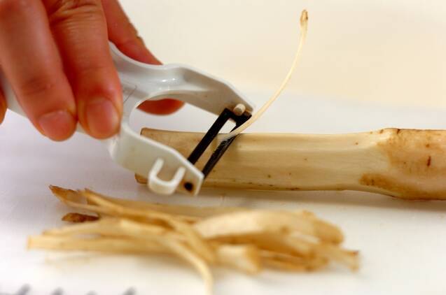 ひらひらゴボウとベーコンのトマト炒めの作り方の手順1