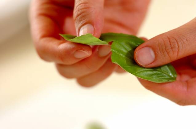 トマトとバジルのマリネの作り方の手順1