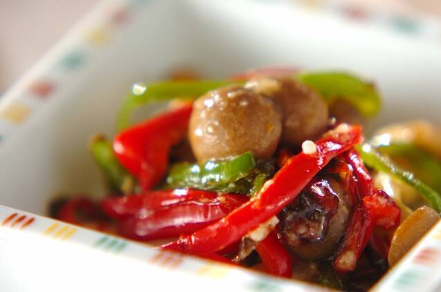 白い皿に盛られたピーマンとシメジの塩麴炒め