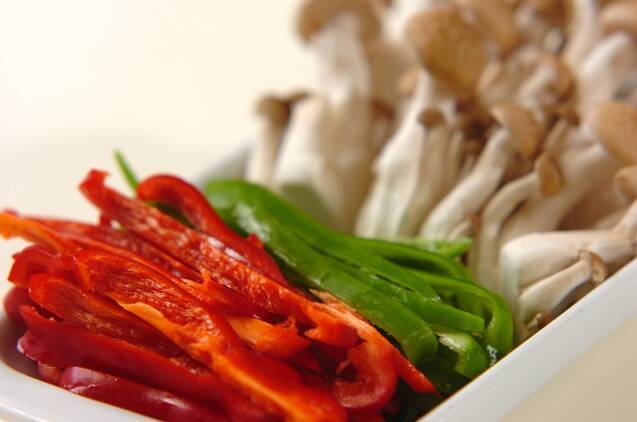 ピーマンとシメジの塩麴炒めの作り方の手順1