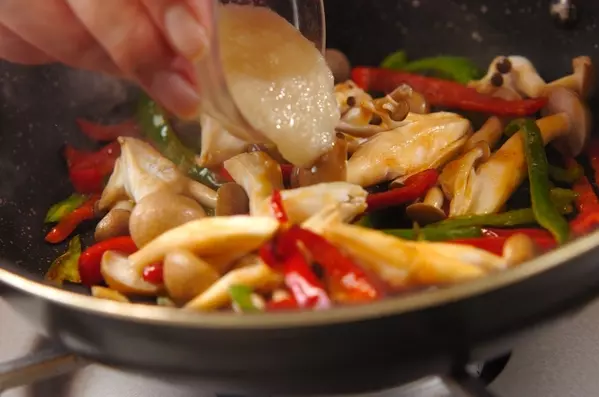 ピーマンとシメジの塩麴炒めの作り方2