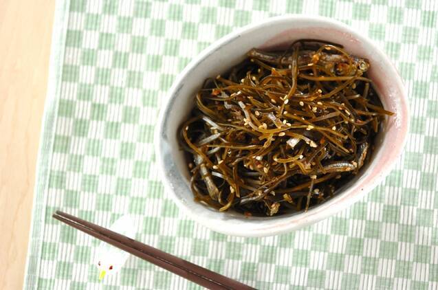 白い器に入った切り昆布の煮物