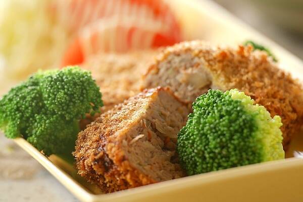 ブロッコリーと一緒に盛り付けた野菜入りメンチカツ