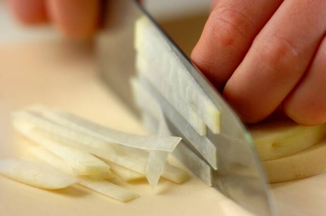 大根と揚げの赤だしみそ汁の作り方の手順1