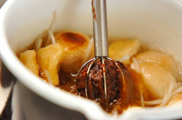 もち麩とモヤシの赤だしの作り方の手順5