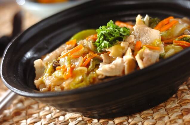 黒いどんぶりに入った、豚とレタスの中華丼