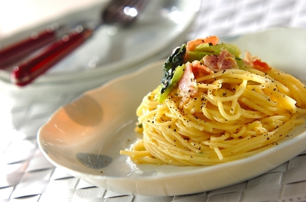 2. 王道小松菜とベーコンのカルボナーラ