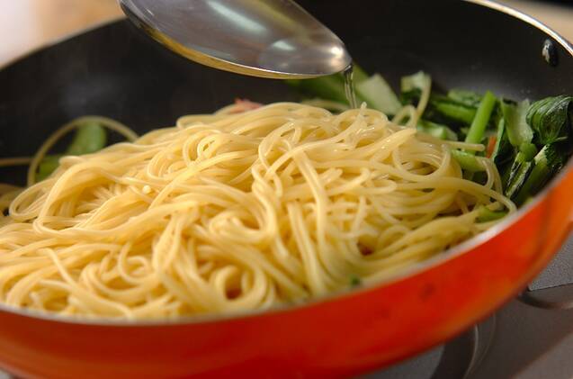 生クリームなし全卵で！ 小松菜とベーコンのカルボナーラ by 吉田 朋美さんの作り方の手順3