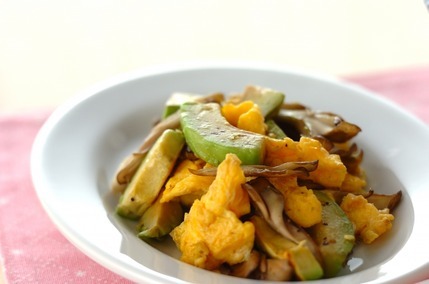 アボカドと卵のソテー