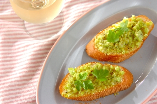 くすみブルーのオーバル皿に盛られた、そら豆のチーズブルスケッタ