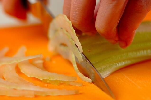 鶏ささ身とセロリの塩和えの作り方の手順2