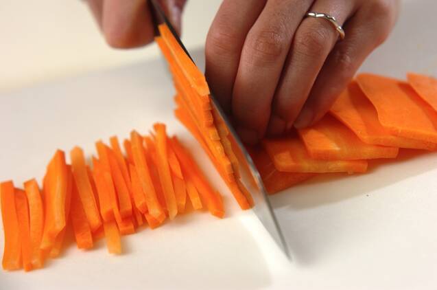 大根とニンジンの炒め煮の作り方の手順1