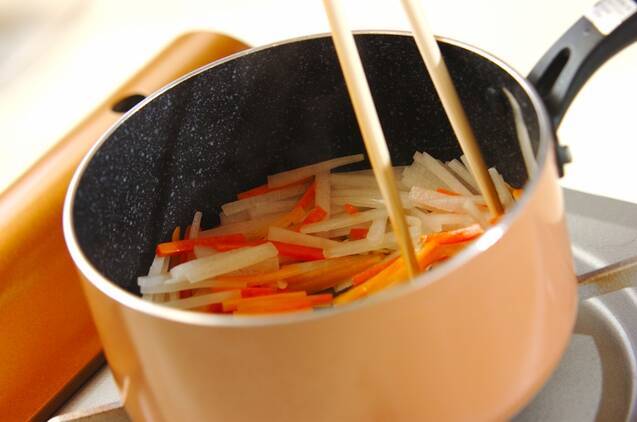 大根とニンジンの炒め煮の作り方の手順2