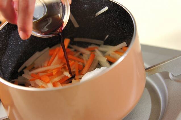 大根とニンジンの炒め煮の作り方の手順3