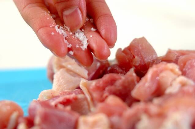 チキントマトクリームパスタの作り方の手順1