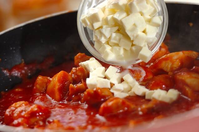 チキントマトクリームパスタの作り方の手順5