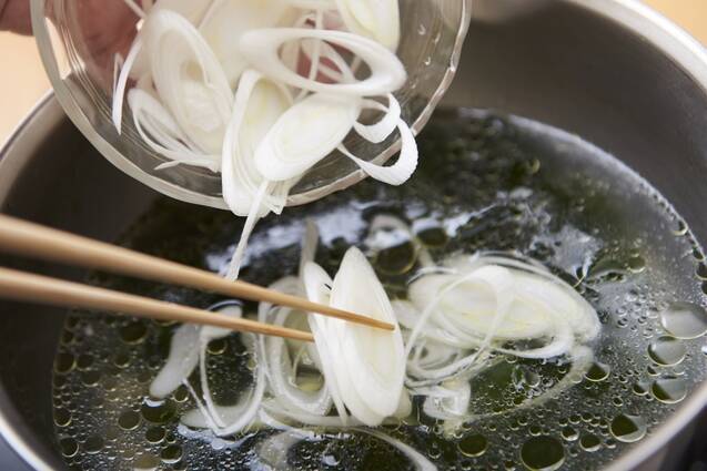 チキンボーンブロスで焼き肉屋さんのわかめスープの作り方の手順3