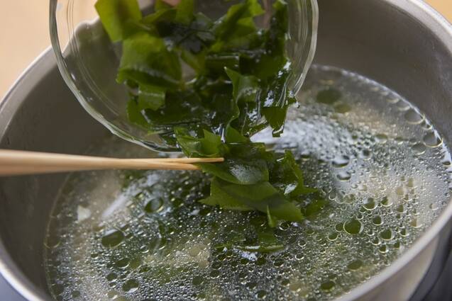 チキンボーンブロスで焼き肉屋さんのわかめスープの作り方の手順4