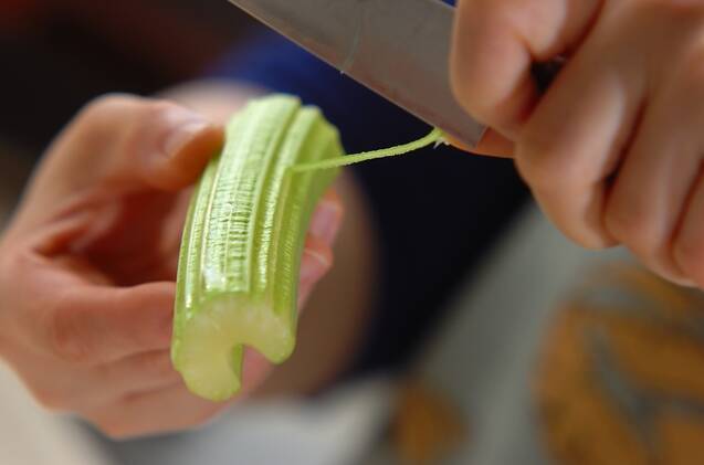 セロリと豚バラのオイスター炒めの作り方の手順1