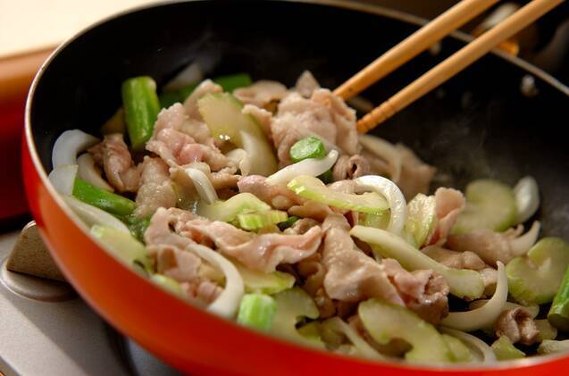 セロリと豚バラのオイスター炒めの作り方の手順2
