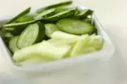 セロリとキュウリの浅漬けの下準備1
