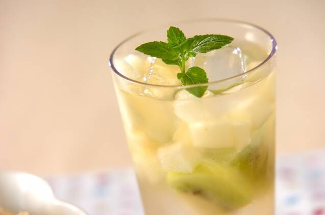 グラスに入った梨とキウイのサングリア