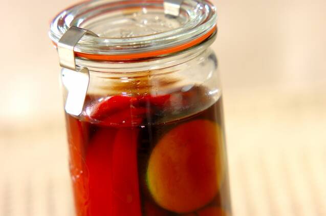 容器に入ったズッキーニのピクルス