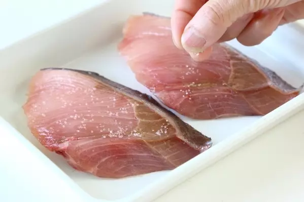 ブリのさわやかリンゴ酢照り焼きの下準備1