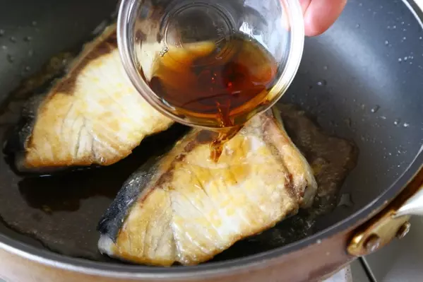 ブリのさわやかリンゴ酢照り焼きの作り方2