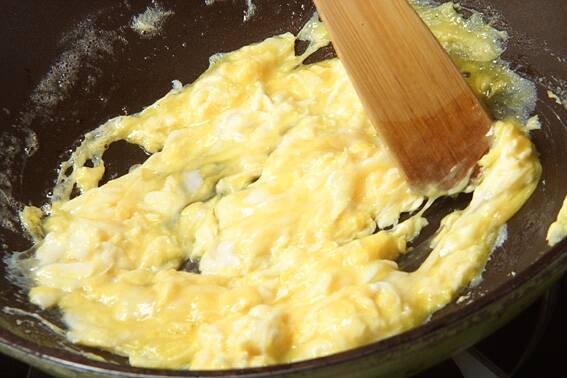 シャキシャキレタスのやみつき卵炒めの作り方の手順2