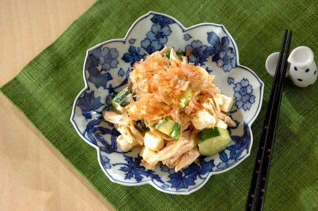 青色の小鉢に盛り付けられた、ささみとクリームチーズのサラダ