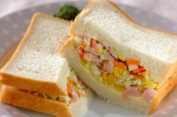 春キャベツのコールスローたっぷりサンド